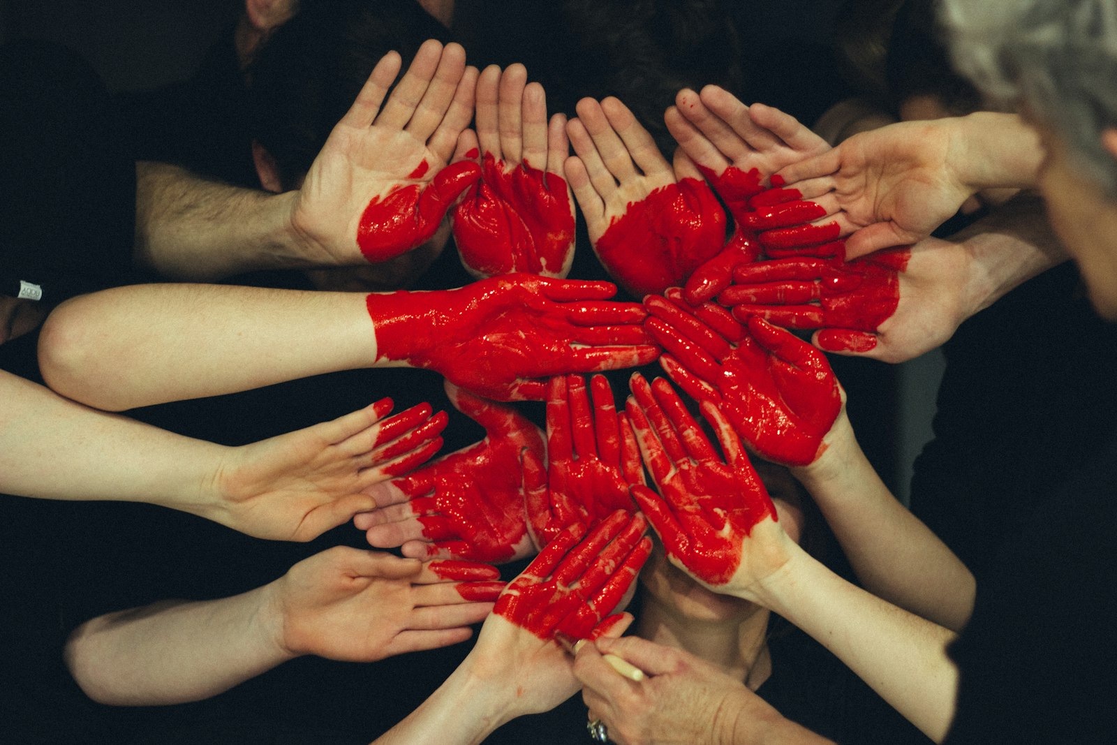 Menschen helfen gemeinsam in der Gemeinschaft